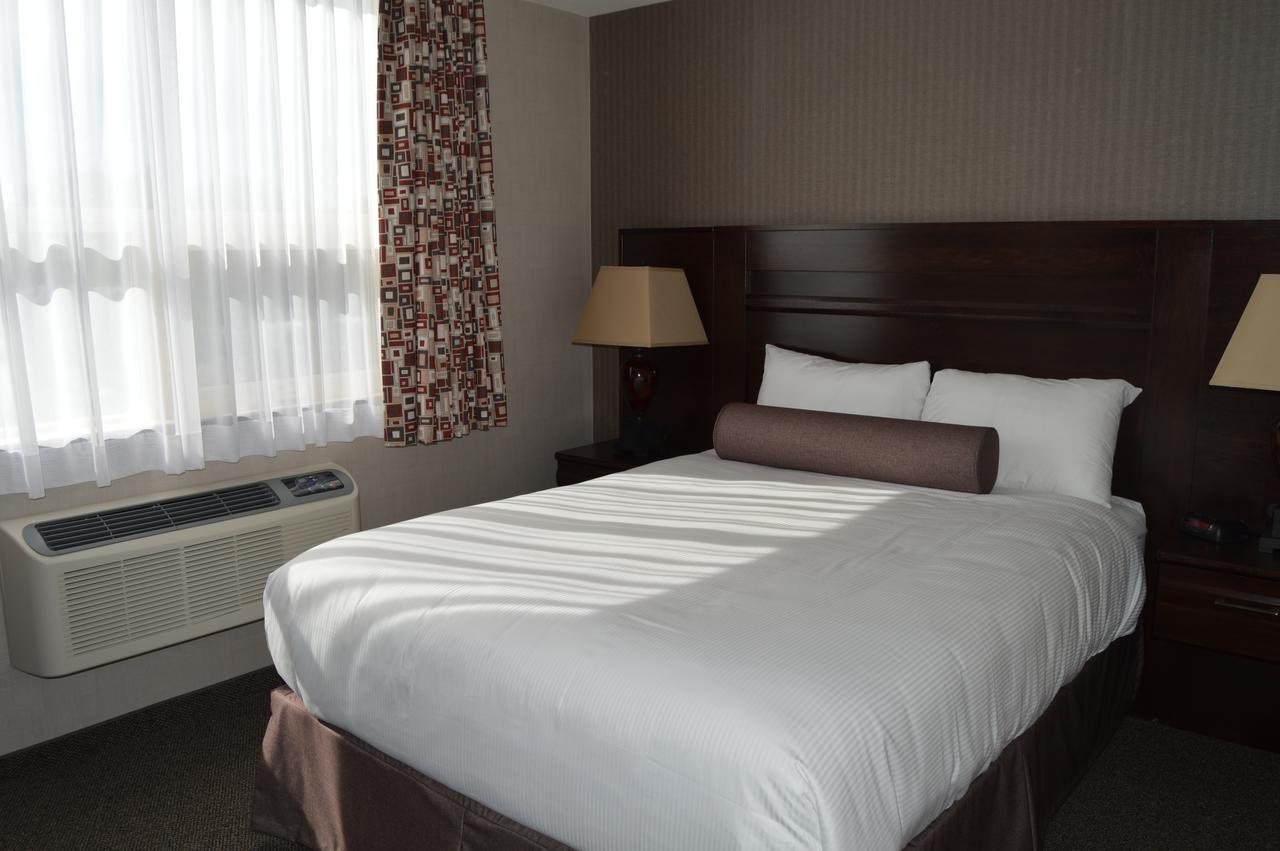 Cobble Creek Lodge Maple Creek エクステリア 写真