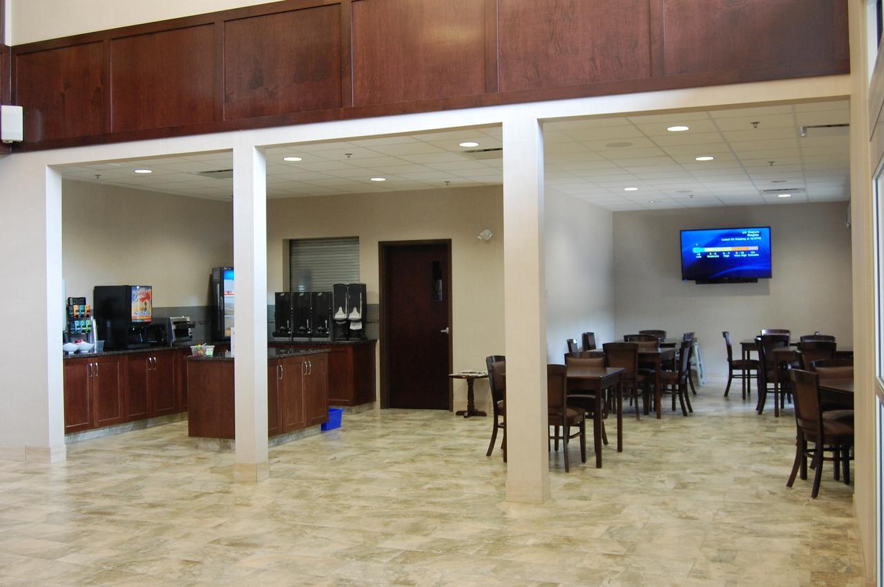 Cobble Creek Lodge Maple Creek エクステリア 写真