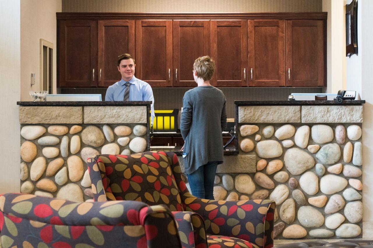 Cobble Creek Lodge Maple Creek エクステリア 写真